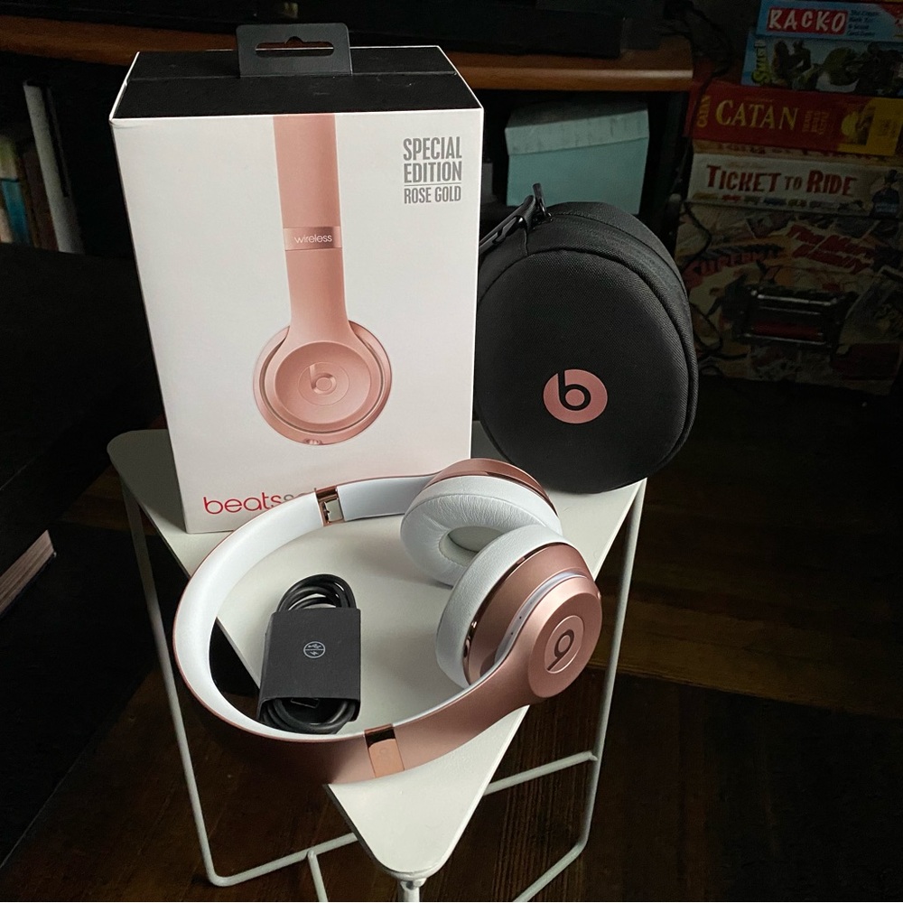 LIKE NEW Beats Solo3 wireless headphones - rose gold edition